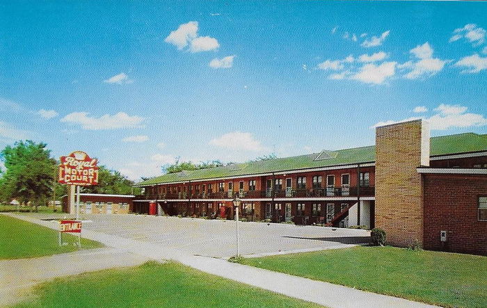 Royal Motor Inn - Old Postcard (newer photo)